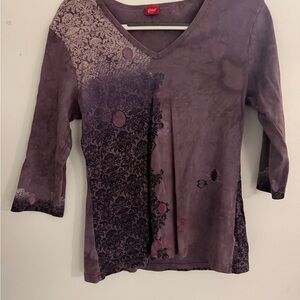 Chic V-Neck Blouse with Patterned Design